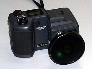 魚眼レンズを付けた Nikon COOLPIX 995